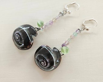 Boucles d'oreilles d'inspiration marine - Ammonite escargot, fluorite, coquillage - Boucles d'oreilles naturelles