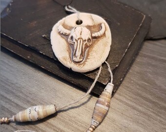 Boucle d'oreille vache à longues cornes, pendentif long médaillon rond beige, sud-ouest, thème cow-boy, ambiance désert, signe du zodiaque taureau