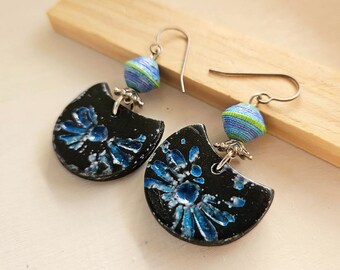 Boucles d'oreilles en argile bleu indigo - Pendentif demi-cercle - Boucle d'oreille en papier - Motif japonais Tie Dye Shibori - Crochets d'oreilles en titane