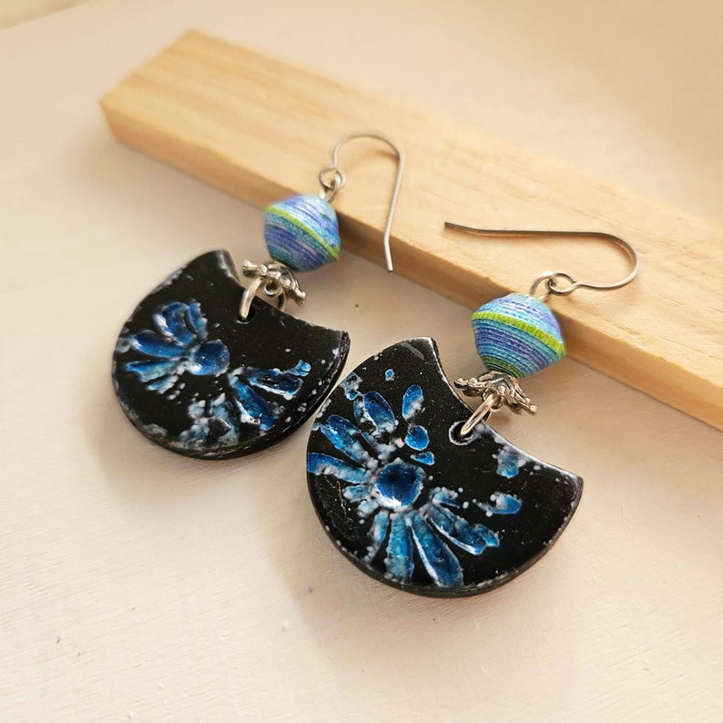 Boucles d'oreilles en argile bleu indigo Pendentif demi-cercle Boucle d'oreille en papier Motif japonais Tie Dye Shibori Crochets d'oreilles en titane image 1