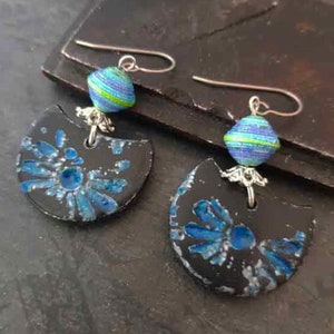 Boucles d'oreilles en argile bleu indigo Pendentif demi-cercle Boucle d'oreille en papier Motif japonais Tie Dye Shibori Crochets d'oreilles en titane image 2