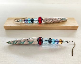 Pendientes largos étnicos boho: cuentas checas, púas de cerámica artesanales