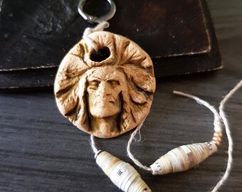 Boucle d'oreille de guerrier amérindien, pendentif de chef de coiffe, médaillon rond pendante, longue boucle d'oreille beige portrait d'homme