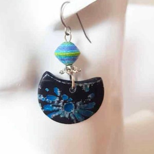 Boucles d'oreilles en argile bleu indigo Pendentif demi-cercle Boucle d'oreille en papier Motif japonais Tie Dye Shibori Crochets d'oreilles en titane image 3