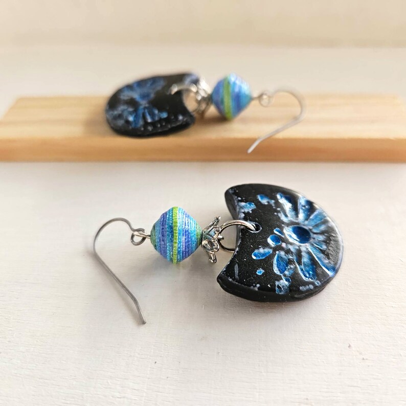 Boucles d'oreilles en argile bleu indigo Pendentif demi-cercle Boucle d'oreille en papier Motif japonais Tie Dye Shibori Crochets d'oreilles en titane image 5