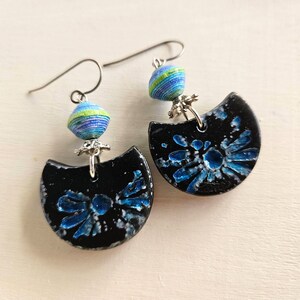 Boucles d'oreilles en argile bleu indigo Pendentif demi-cercle Boucle d'oreille en papier Motif japonais Tie Dye Shibori Crochets d'oreilles en titane image 7