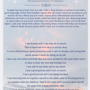 Op de afbeelding: Een rechthoekige print getiteld A Note For Parents On The Hard Nights, met affirmaties en woorden van validatie. De tekst staat tegen een achtergrond van een zachte, lichtblauwe en roze zonsondergang met witte sterren en hartjes.