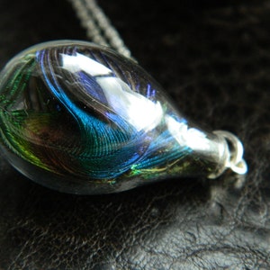 Beautiful 925 Sterling Silver Peacock Feather Teardrop Hand Blown Glass Bead Necklace. image 1