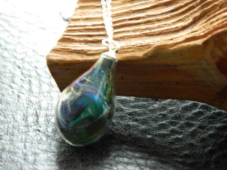 Beautiful 925 Sterling Silver Peacock Feather Teardrop Hand Blown Glass Bead Necklace. image 3