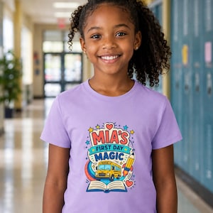 Gepersonaliseerd T-shirt voor de eerste schooldag van een meisje, met de naam van de persoon die het T-shirt draagt, inclusief een schoolbus-shirt.