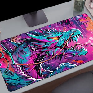 Könnte beinhalten: Eine rechteckige Schreibtischunterlage mit einer lebendigen, kontrastreichen digitalen Illustration eines Drachenkopfes. Das Kunstwerk verwendet eine Neon-Farbpalette aus Elektroblau, Magenta und Violett mit scharfen, kantigen Linien und leuchtend orangen Augen.