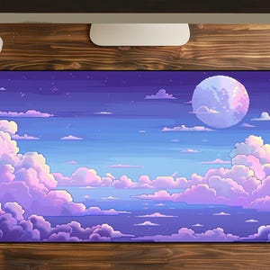 Könnte beinhalten: Eine rechteckige Schreibtischunterlage mit einer digitalen Illustration eines Nachthimmels voller großer, flauschiger Wolken in Violett-, Rosa- und Blautönen. Ein großer, leuchtender Vollmond befindet sich in der oberen rechten Ecke.