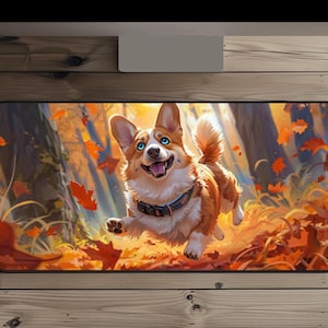 Könnte beinhalten: Eine rechteckige Schreibtischunterlage mit einer farbenfrohen Illustration eines braun-weißen Corgis mit blauen Augen, der ein dunkles Halsband trägt und durch einen Wald mit orangefarbenen und gelben Herbstblättern auf dem Boden rennt.