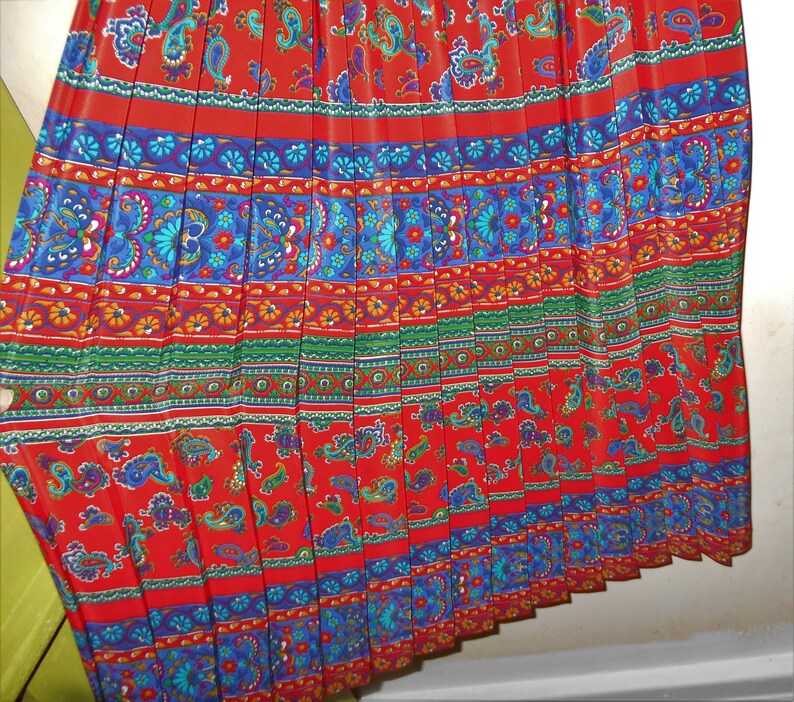 1970s Union Made USA Size 8 Petite vibrant colors and pattern Lady Carol Bust to 36 Vintage red Secretary dress