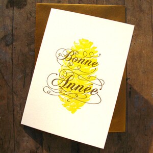 Bonne Année - Pomme de pin jaune - Carte - Impression typographique