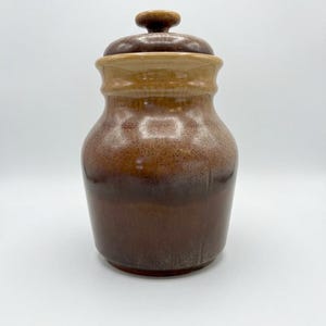 Pote para biscoitos com tampa, modelo 600/9, em esmalte âmbar com efeito de gotejamento, da Beauceware Canada.