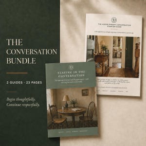 Può includere: Il Conversation Bundle include due guide stampate per un totale di 23 pagine. Una guida è intitolata The Aging Parent Conversation Starter Guide e l'altra Staying in the Conversation, entrambe con fotografie di interni sulle copertine.