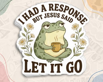 Puede incluir: Una pegatina troquelada que muestra una rana verde con pestañas sentada con las piernas cruzadas mientras sostiene una taza marrón humeante. El texto dice I HAD A RESPONSE BUT JESUS SAID LET IT GO. Dos tallos florales con margaritas blancas flanquean a la rana.