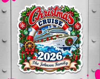 Puede incluir: Una pegatina decorativa con un crucero rodeado de vegetación navideña, adornos rojos y un salvavidas. El texto dice Christmas Cruise 2026 y The Johnson Family. El diseño incluye un timón de barco, copos de nieve y cajas de regalo.