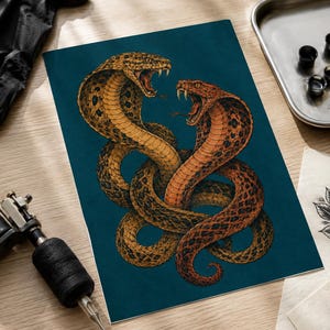 Puede incluir: Una lámina de arte rectangular que muestra dos cobras entrelazadas con las bocas abiertas y colmillos visibles. Una serpiente es de color amarillo dorado con manchas oscuras y la otra es de color naranja rojizo con marcas oscuras, sobre un fondo azul cerceta.