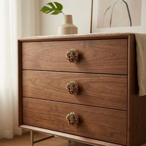Knopp i massiv mässing med nejlika, lådhandtag i blommigt, byråhandtag i blommigt, vintage möbelbeslag, present till mamma, heminredning