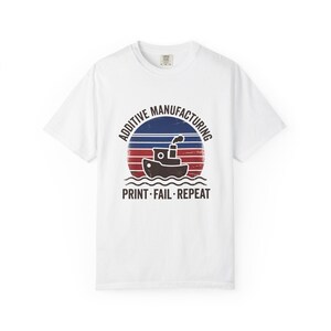 Camiseta "Print Fail Repeat" (Imprima, Falhe, Repita), Vermelha, Branca e Azul - Camiseta para Impressora 3D, Presente Patriótico para Criadores, Estampa Retrô Vintage, Cores Confortáveis - Unissex
