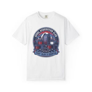 Op de afbeelding: Een wit t-shirt met korte mouwen en een cirkelvormige afbeelding met de tekst SPOOL ACQUISITION CLUB en EVERY COLOR IS ESSENTIAL. Het ontwerp toont een stapel kleurrijke 3D-printer filamentrollen, een 3D-printer en bergsilhouetten.