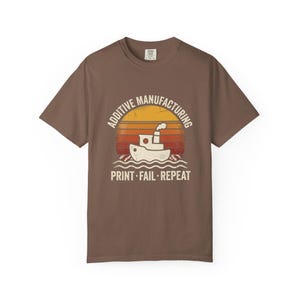 Camiseta "Print Fail Repeat" (Imprima, Falhe, Repita), Camiseta Retrô Escura com Impressora 3D, Presente Divertido para Criadores, Estampa Vintage de Pôr do Sol, Comfort Colors Unissex