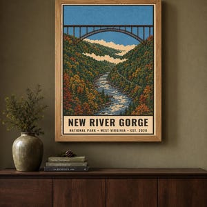 Pode incluir: Um cartaz vertical emoldurado com uma ilustra&ccedil;&atilde;o da ponte New River Gorge sobre um vale fluvial com &aacute;rvores de cores outonais. O texto diz NEW RIVER GORGE NATIONAL PARK WEST VIRGINIA EST. 2020 numa fonte sem serifa em negrito.