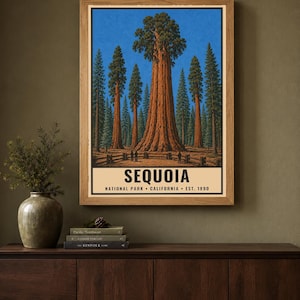Może przedstawiać: Oprawiony pionowy plakat przedstawiający wielkie drzewo sekwoi w lesie pod bezchmurnym niebem. Tekst na dole brzmi SEQUOIA NATIONAL PARK CALIFORNIA EST. 1890. Grafika umieszczona jest w jasnej drewnianej ramie.