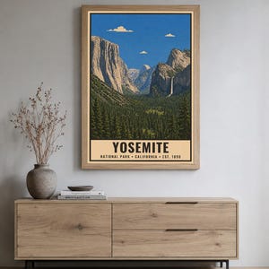 Może przedstawiać: Pionowy wydruk ścienny przedstawiający ilustrację krajobrazu Parku Narodowego Yosemite z granitowymi klifami, wodospadem i gęstymi lasami sosnowymi pod błękitnym niebem. Tekst głosi YOSEMITE NATIONAL PARK CALIFORNIA EST. 1890.