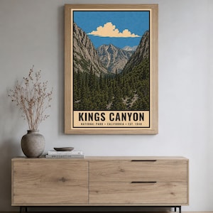 Pu&ograve; includere: Una stampa artistica da parete rettangolare verticale con un'illustrazione paesaggistica del Kings Canyon National Park in California. L'opera raffigura cime montuose frastagliate, una fitta foresta di conifere e una nuvola.