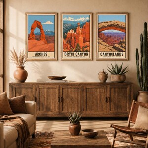 Op de afbeelding: Drie verticale wandkunstprints met illustraties van de nationale parken Arches, Bryce Canyon en Canyonlands in Utah. Elke print toont de parknaam, locatie en het oprichtingsjaar in zwarte tekst op een cr&egrave;mekleurige rand.