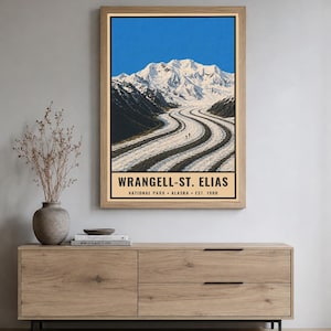 K&ouml;nnte beinhalten: Ein rechteckiger Wandkunstdruck mit einer Landschaftsillustration des Wrangell-St. Elias Nationalparks in Alaska. Das Bild zeigt schneebedeckte Berge, einen gewundenen Gletscher mit dunklen Mor&auml;nenlinien und den Text WRANGELL-ST. ELIAS NATIONAL PARK ALASKA EST. 1980.