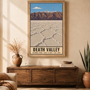 Puede incluir: Una l&aacute;mina de arte mural vertical que muestra un paisaje del Parque Nacional del Valle de la Muerte. La imagen presenta una salina con patrones hexagonales en primer plano, monta&ntilde;as escarpadas al fondo y un cielo azul. Dice DEATH VALLEY.