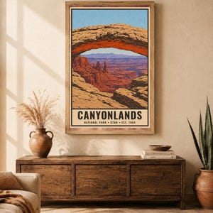 Może przedstawiać: Pionowy wydruk ścienny przedstawiający stylizowaną ilustrację łuku skalnego Mesa Arch w Parku Narodowym Canyonlands w stanie Utah. Tekst głosi CANYONLANDS NATIONAL PARK UTAH EST. 1964. Obraz ukazuje naturalny łuk skalny otaczający pustynny kanion.