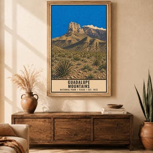K&ouml;nnte beinhalten: Ein vertikales, rechteckiges Wandbild mit einer Landschaft der Guadalupe Mountains in Texas unter einem leuchtend blauen Himmel. Der Text am unteren Rand lautet GUADALUPE MOUNTAINS NATIONAL PARK TEXAS EST. 1972 in schwarzen Gro&szlig;buchstaben auf cremefarbenem Grund.