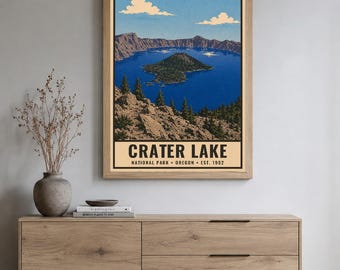 Poster van Crater Lake National Park, vintage reisprint van een vulkaan in Oregon, retro muurdecoratie met blauw water, printbare kunst in WPA-stijl uit de jaren 60