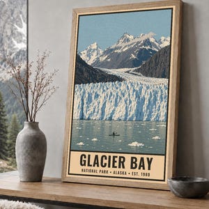 Może przedstawiać: Pionowy prostokątny plakat z malowniczą ilustracją Parku Narodowego Glacier Bay na Alasce. Grafika przedstawia duży lodowiec, ośnieżone g&oacute;ry i samotnego kajakarza na wodzie. Tekst głosi GLACIER BAY NATIONAL PARK ALASKA EST. 1980.