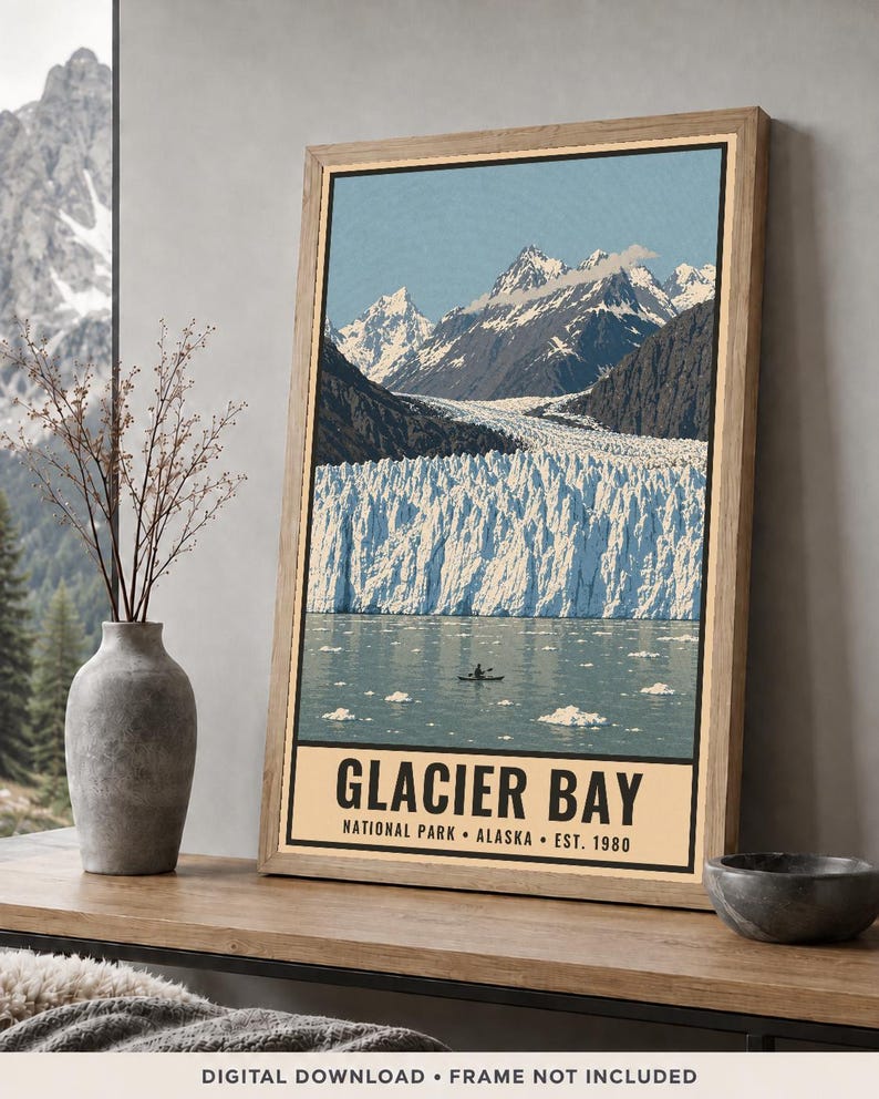Może przedstawiać: Pionowy prostokątny plakat z malowniczą ilustracją Parku Narodowego Glacier Bay na Alasce. Grafika przedstawia duży lodowiec, ośnieżone g&oacute;ry i samotnego kajakarza na wodzie. Tekst głosi GLACIER BAY NATIONAL PARK ALASKA EST. 1980.