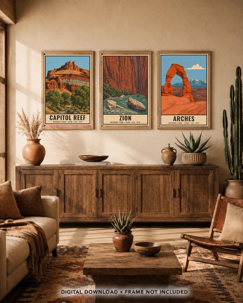 Op de afbeelding: Drie rechthoekige wandposters met illustraties van de nationale parken Capitol Reef, Zion en Arches. Elke print toont een landschap met rode rotsformaties, een blauwe lucht en tekst met de naam van het park en de oprichtingsdatum.