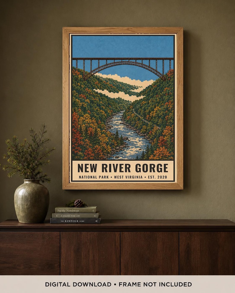 Pode incluir: Um cartaz vertical emoldurado com uma ilustra&ccedil;&atilde;o da ponte New River Gorge sobre um vale fluvial com &aacute;rvores de cores outonais. O texto diz NEW RIVER GORGE NATIONAL PARK WEST VIRGINIA EST. 2020 numa fonte sem serifa em negrito.