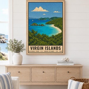 Pode incluir: Um cartaz vertical emoldurado com uma ilustra&ccedil;&atilde;o estilizada do Parque Nacional das Ilhas Virgens. A obra retrata uma ba&iacute;a turquesa, colinas verdes e um c&eacute;u azul com nuvens. O texto diz VIRGIN ISLANDS NATIONAL PARK U.S. VIRGIN ISLANDS EST. 1956.