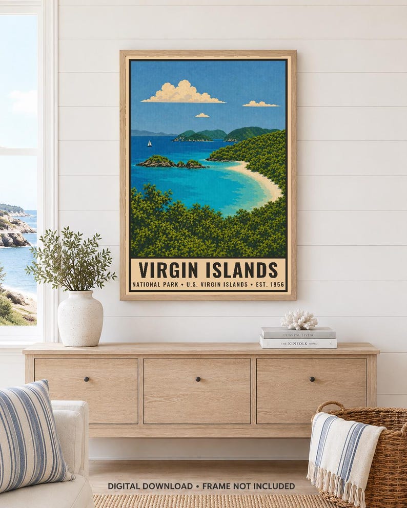 Pode incluir: Um cartaz vertical emoldurado com uma ilustra&ccedil;&atilde;o estilizada do Parque Nacional das Ilhas Virgens. A obra retrata uma ba&iacute;a turquesa, colinas verdes e um c&eacute;u azul com nuvens. O texto diz VIRGIN ISLANDS NATIONAL PARK U.S. VIRGIN ISLANDS EST. 1956.