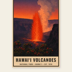 Pode incluir: Um cartaz vertical apresentando uma erup&ccedil;&atilde;o vulc&acirc;nica laranja e vermelha vibrante contra um c&eacute;u escuro, com fal&eacute;sias escuras e arbustos de flores vermelhas em primeiro plano. O texto diz HAWAI'I VOLCANOES NATIONAL PARK &bull; HAWAI'I &bull; EST. 1916.