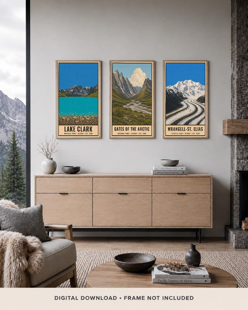 Pu&ograve; includere: Tre stampe artistiche verticali in cornici di legno chiaro appese a una parete. Le stampe raffigurano i parchi nazionali di Lake Clark, Gates of the Arctic e Wrangell-St. Elias in Alaska, con paesaggi montani, ghiacciai e fiumi.