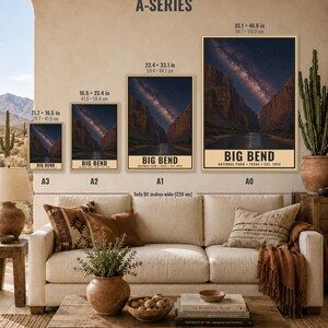 Puede incluir: Una serie de cuatro l&aacute;minas de pared verticales etiquetadas A3, A2, A1 y A0, que muestran un paisaje nocturno del Parque Nacional Big Bend con cielo estrellado y ca&ntilde;&oacute;n. Las dimensiones est&aacute;n en cm, desde 29,7 x 41,9 cm hasta 84,1 x 118,9 cm. El texto dice Big Bend National Park Texas Est. 1944.