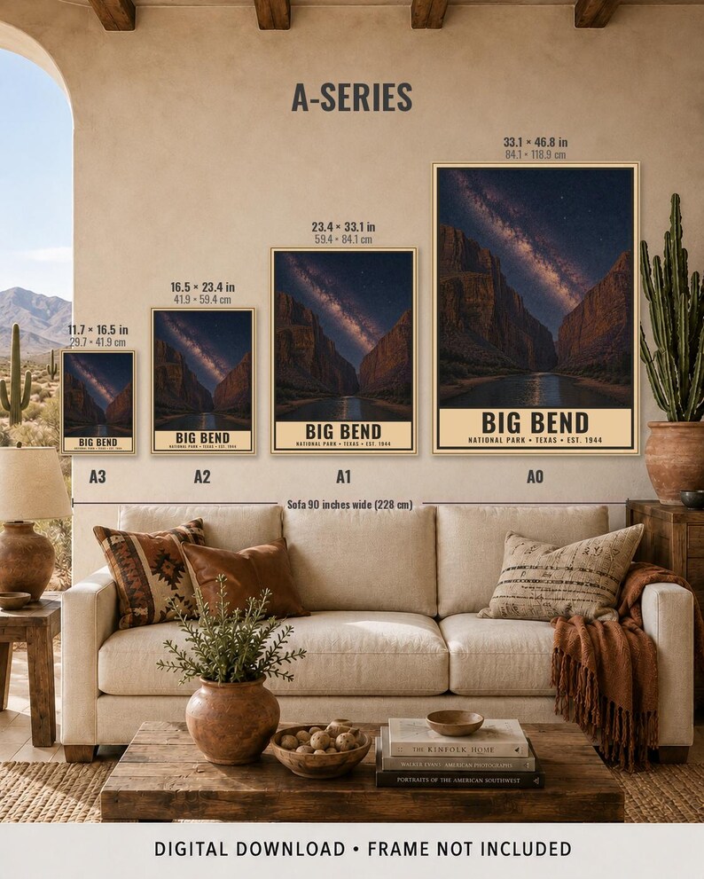 Puede incluir: Una serie de cuatro l&aacute;minas de pared verticales etiquetadas A3, A2, A1 y A0, que muestran un paisaje nocturno del Parque Nacional Big Bend con cielo estrellado y ca&ntilde;&oacute;n. Las dimensiones est&aacute;n en cm, desde 29,7 x 41,9 cm hasta 84,1 x 118,9 cm. El texto dice Big Bend National Park Texas Est. 1944.