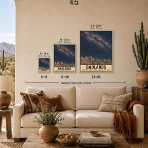 K&ouml;nnte beinhalten: Drei rechteckige Wandkunstdrucke des Badlands Nationalparks mit einem Sternenhimmel &uuml;ber Felsformationen. Die gezeigten Gr&ouml;&szlig;en sind 20,3 x 25,4 cm, 40,6 x 50,8 cm und 61,0 x 76,2 cm. Der Text lautet BADLANDS NATIONAL PARK SOUTH DAKOTA EST. 1978.