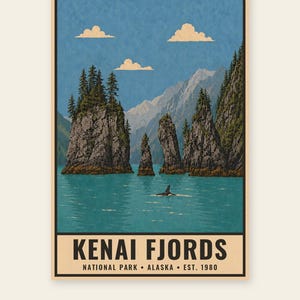 Pu&ograve; includere: Un poster verticale raffigurante un paesaggio del Parco Nazionale dei Fiordi di Kenai in Alaska. La scena mostra acqua turchese, isole rocciose con alberi sempreverdi e montagne in lontananza sotto un cielo blu nuvoloso. Una pinna di orca emerge dall'acqua. Testo: KENAI FJORDS NATIONAL PARK ALASKA EST. 1980.